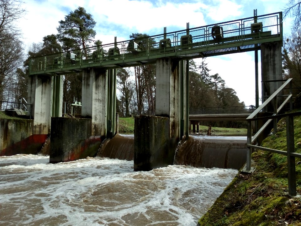 Pfinz-Entlastungskanal, Wehr an der Grabener Allee bei kleinem Hochwasser