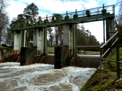 Pfinz-Entlastungskanal, Wehr an der Grabener Allee bei kleinem Hochwasser