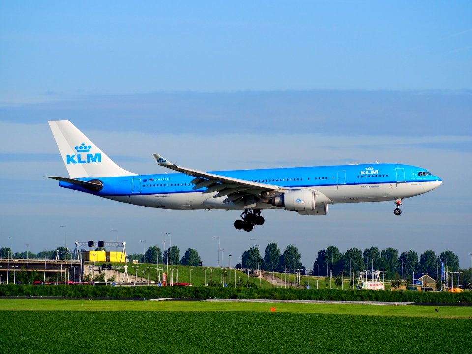 PH-AOC KLM Royal Dutch Airlines Airbus A330-203, landing at Schiphol (AMS - EHAM), The Netherlands, 16may2014, pic2