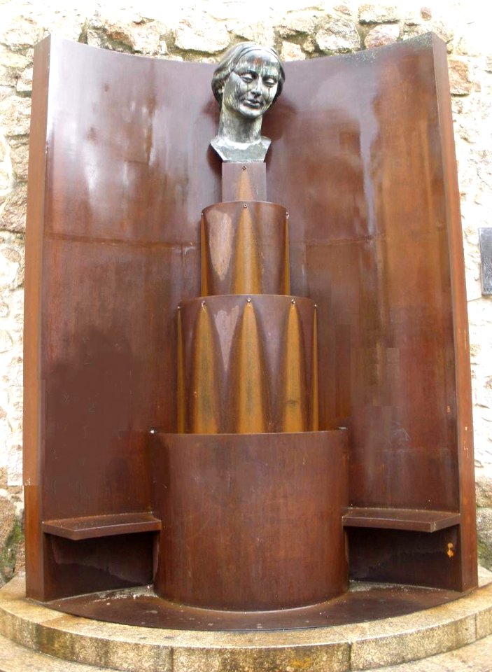 Plasencia - Monumento a la Reina María Cristina 2