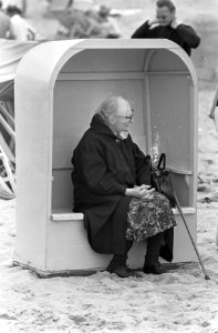 Pinksteren. Drukte op Zandvoort. Ook de oudjes genoten op het strand, Bestanddeelnr 921-4094