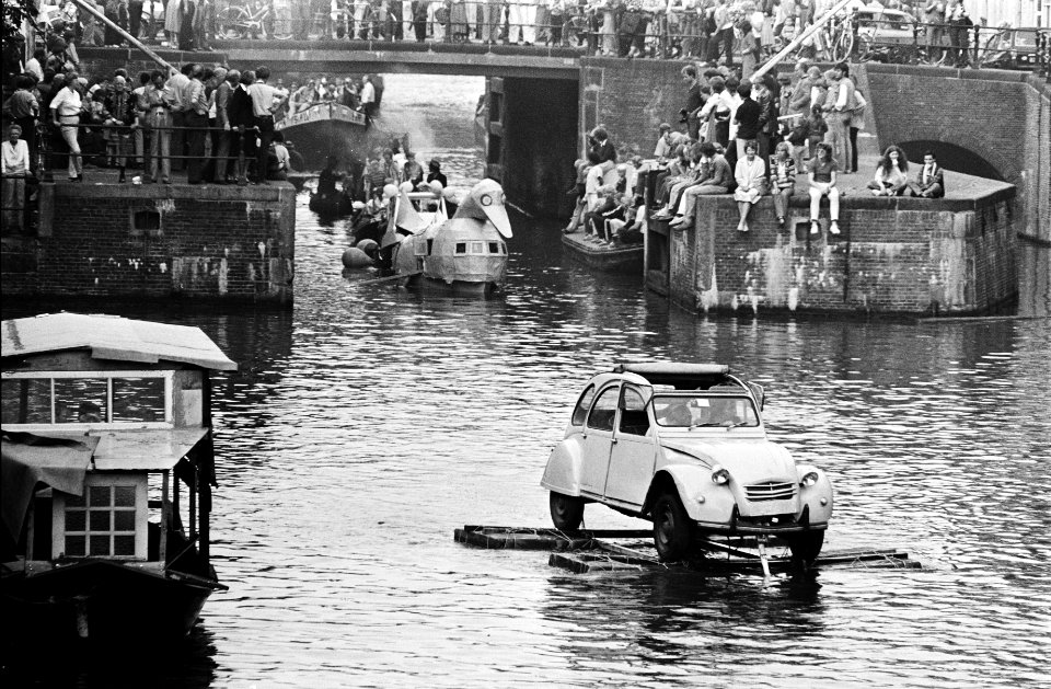 Pieremachocheltocht door de grachten een lelijke eend (auto) in de gracht, Bestanddeelnr 930-9523