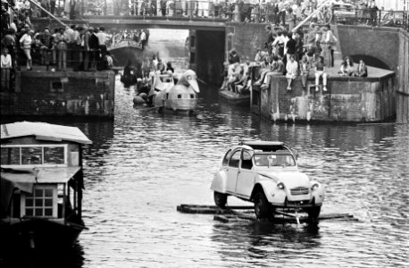 Pieremachocheltocht door de grachten een lelijke eend (auto) in de gracht, Bestanddeelnr 930-9523