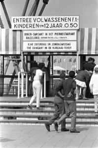 Pierprijs Scheveningen omlaag, beslist Minister Andriessen bord boven de kassa m, Bestanddeelnr 916-7576