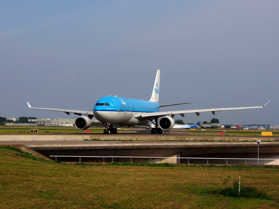 PH-AOI KLM Royal Dutch Airlines Airbus A330-203 - cn 819 taxiing, 25august2013 pic-003