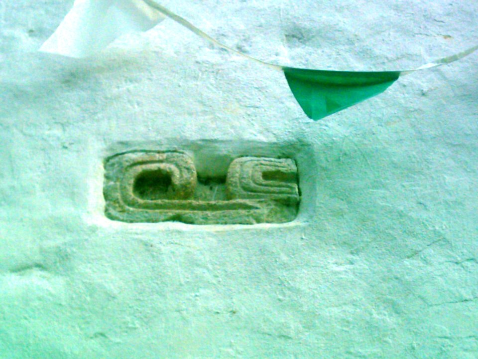 Piedras con glifos en la iglesia de Chablekal, Yucatán (06)