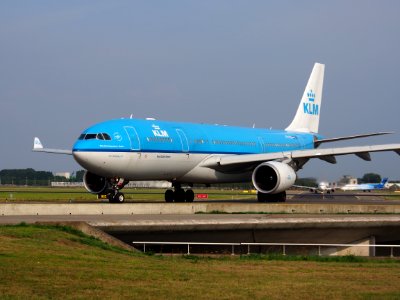 PH-AOI KLM Royal Dutch Airlines Airbus A330-203 - cn 819 taxiing, 25august2013 pic-004
