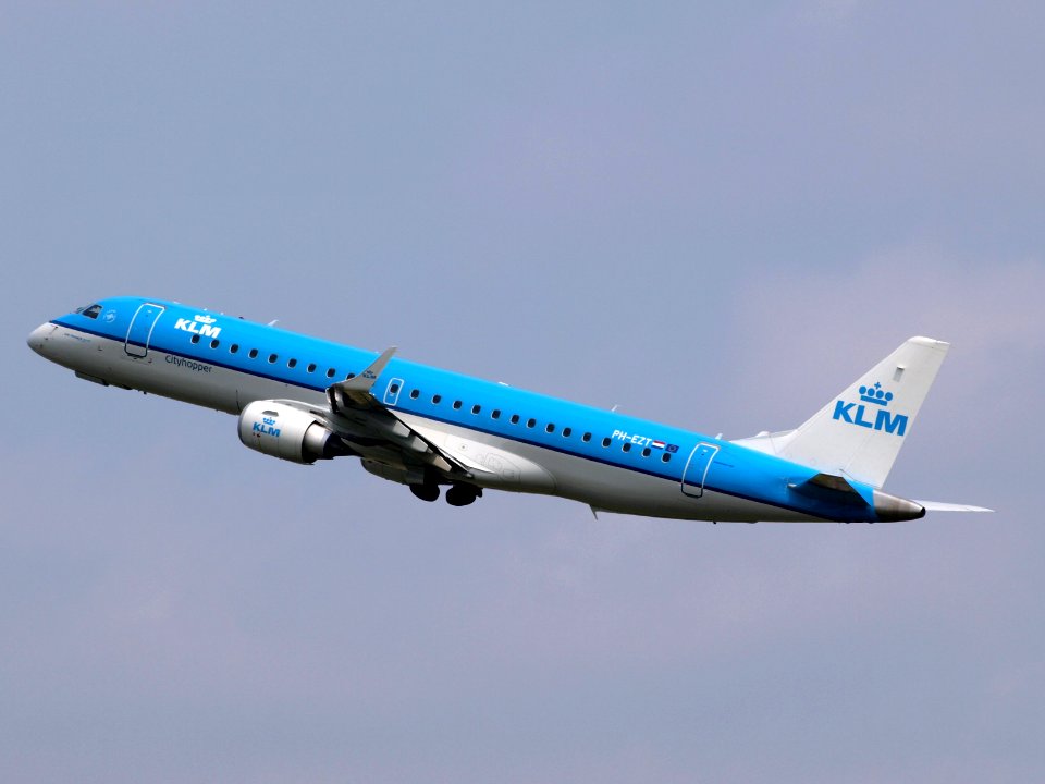 PH-EZT KLM Cityhopper Embraer ERJ-190STD (ERJ-190-100) take-off 14july2013 pic2