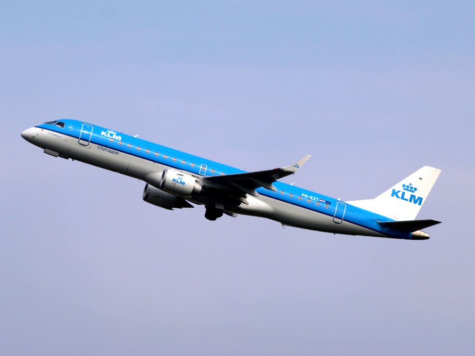 PH-EZT KLM Cityhopper Embraer ERJ-190STD (ERJ-190-100) take-off 13july2013 pic1