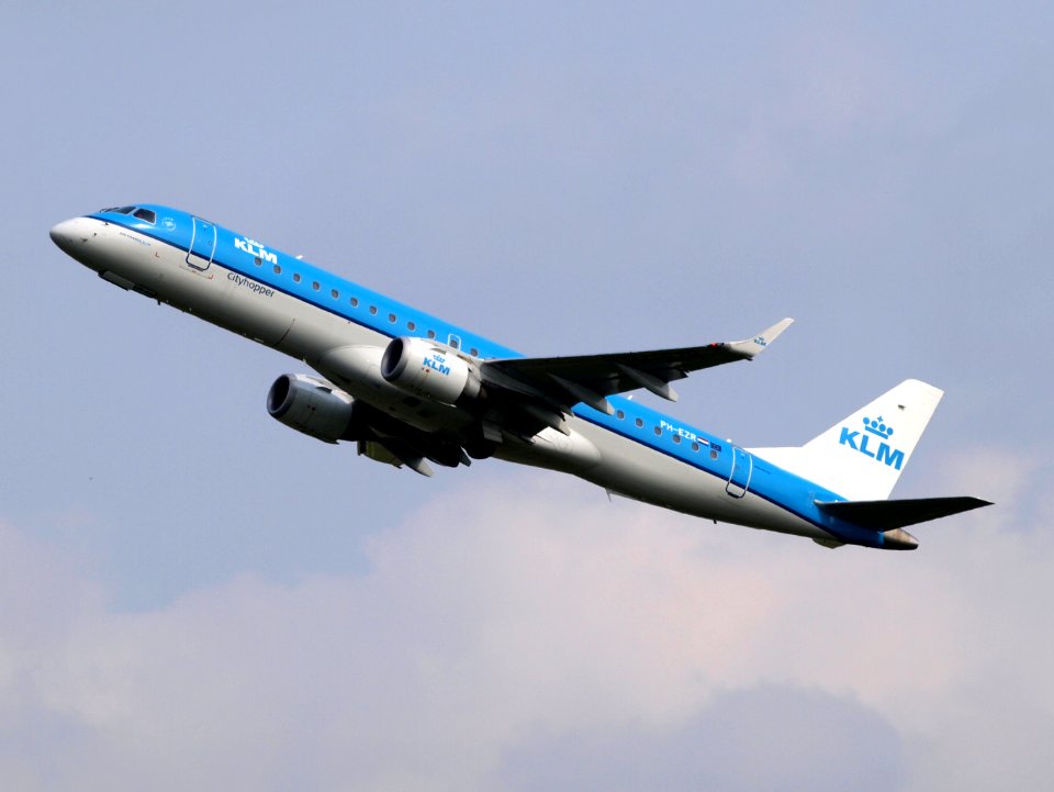 PH-EZR KLM Cityhopper Embraer ERJ-190STD (ERJ-190-100) take-off 14july2013 pic1