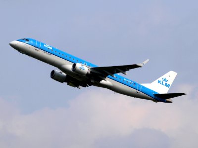 PH-EZR KLM Cityhopper Embraer ERJ-190STD (ERJ-190-100) take-off 14july2013 pic1