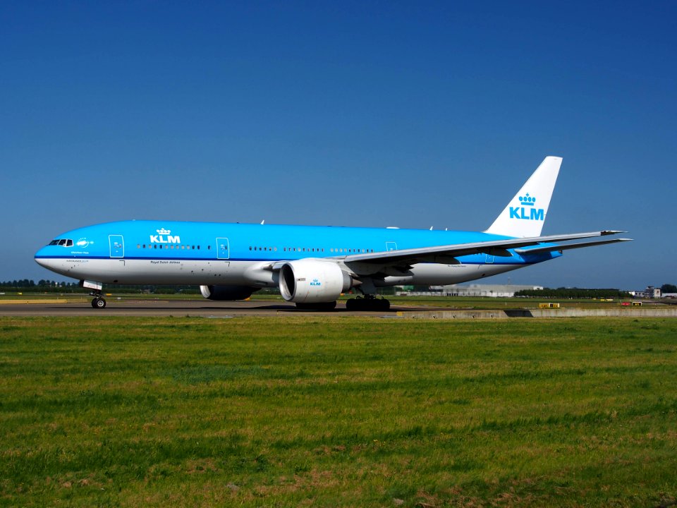 PH-BQC KLM Royal Dutch Airlines Boeing 777-206(ER) - cn 29397 taxiing 18july2013 pic3