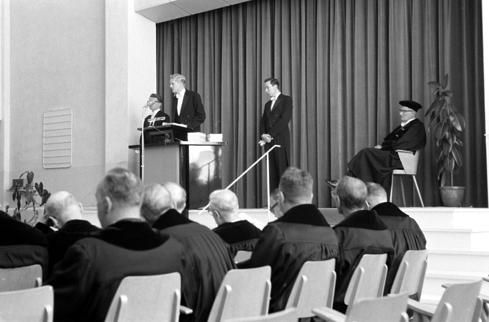Promotie tot dokter in de letter en wijsbegeerte van de 25-jarige Luitenant ter , Bestanddeelnr 911-3096