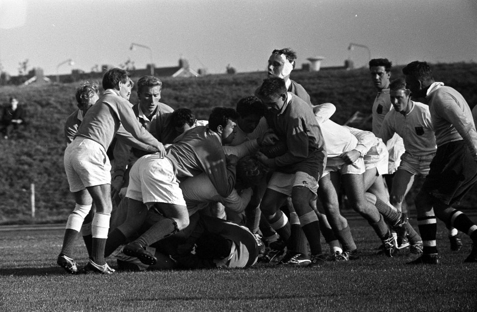 Rugby Nederland tegen West-Duitsland worstelend om de bal Duitsers in het wit, Bestanddeelnr 914-4324