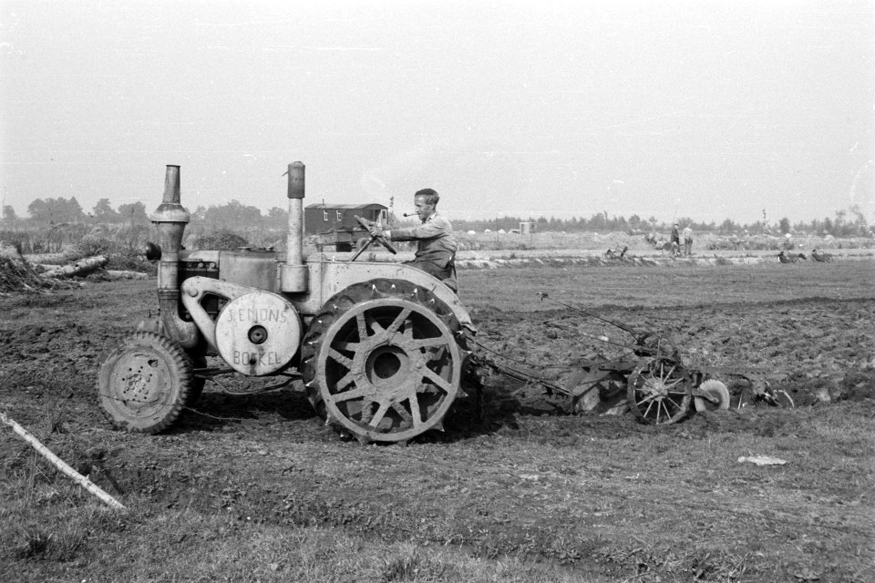 Ruilverkavelingen, tractoren, ploegen, spoordonk, Bestanddeelnr 170-1217