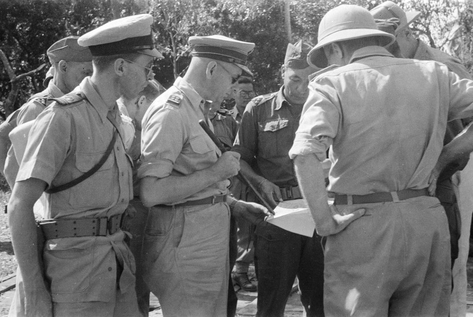 S.H. Spoor (met stok) en H.J. van Mook (met tropenhelm) bestuderen een landkaart, Bestanddeelnr 10-2-3