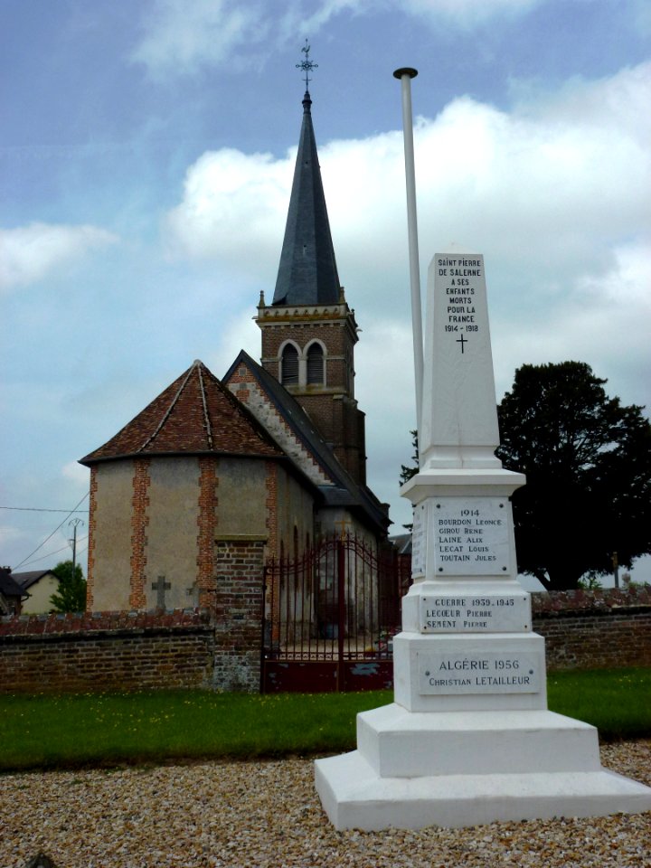Saint-Pierre-de-Salerne (Eure, Fr) monument aux morts et chevet de l'église
