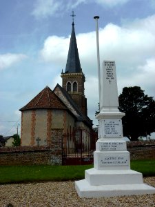 Saint-Pierre-de-Salerne (Eure, Fr) monument aux morts et chevet de l'église