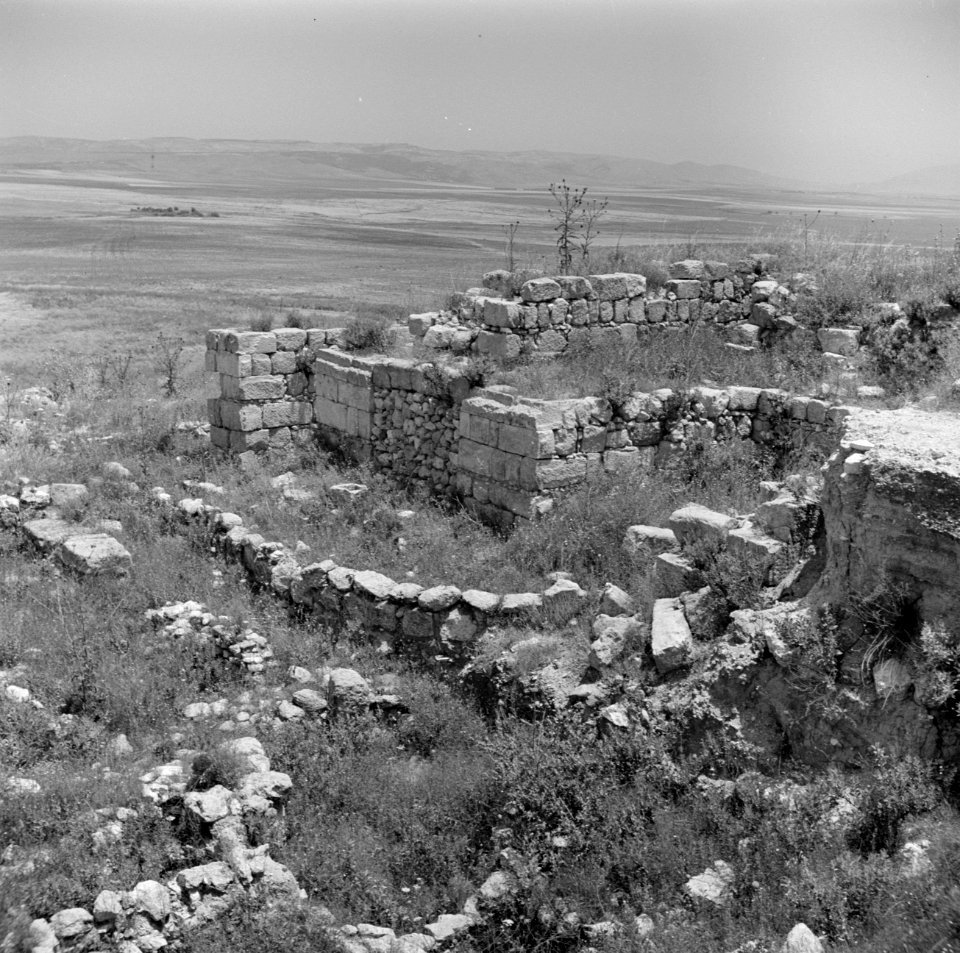 Ruines van de stallen van Salomo bij Meggiddo, Bestanddeelnr 255-1514