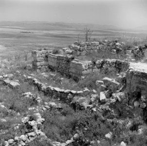 Ruines van de stallen van Salomo bij Meggiddo, Bestanddeelnr 255-1514