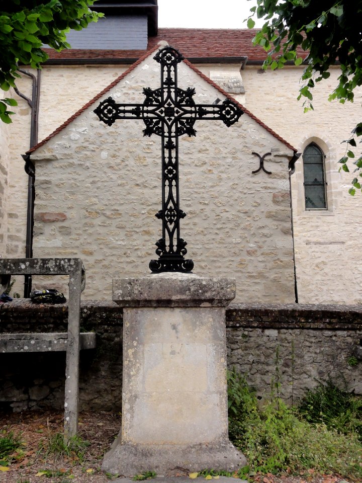 Saint-Erme-Outre-et-Ramecourt (Aisne) croix de chemin sur la place d'Outre