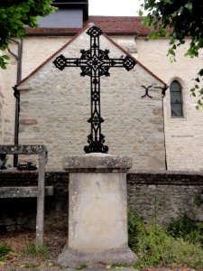 Saint-Erme-Outre-et-Ramecourt (Aisne) croix de chemin sur la place d'Outre