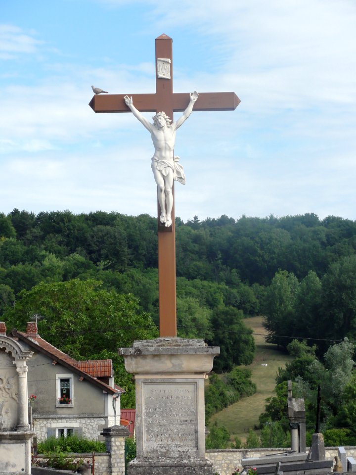 Saint-Erme-Outre-et-Ramecourt (Aisne) croix de cimetière à Saint-Erme