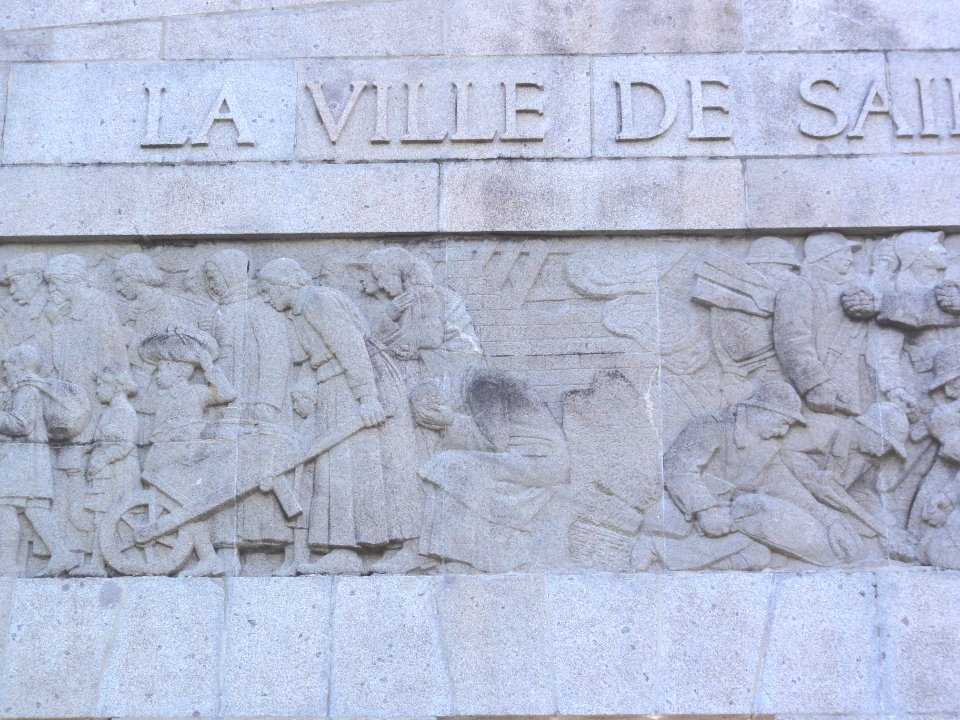 Saint-Quentin (Aisne) monument aux morts, detail relief 02