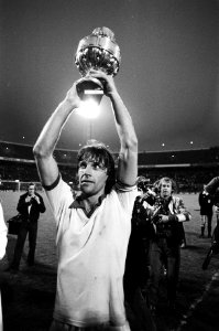 Ruud Krol met de beker, Bestanddeelnr 930-2887