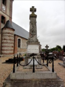 Saint-Maclou-la-Brière (Seine-Mar.) monument aux morts
