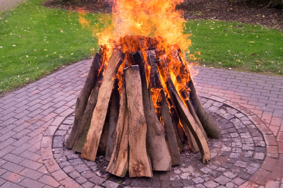 Beech wood potato fire potato roast