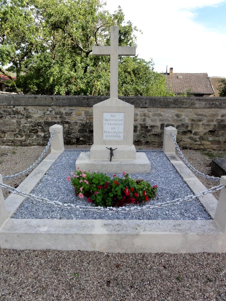 Saint-Pierrevillers (Meuse) tombe de guerre soldats français et allemands inconnues