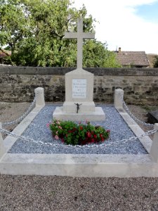 Saint-Pierrevillers (Meuse) tombe de guerre soldats français et allemands inconnues
