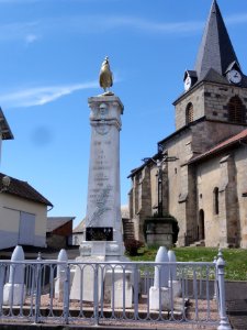 Saint-Priest-des-Champs (Puy-de-Dôme) monument aux morts