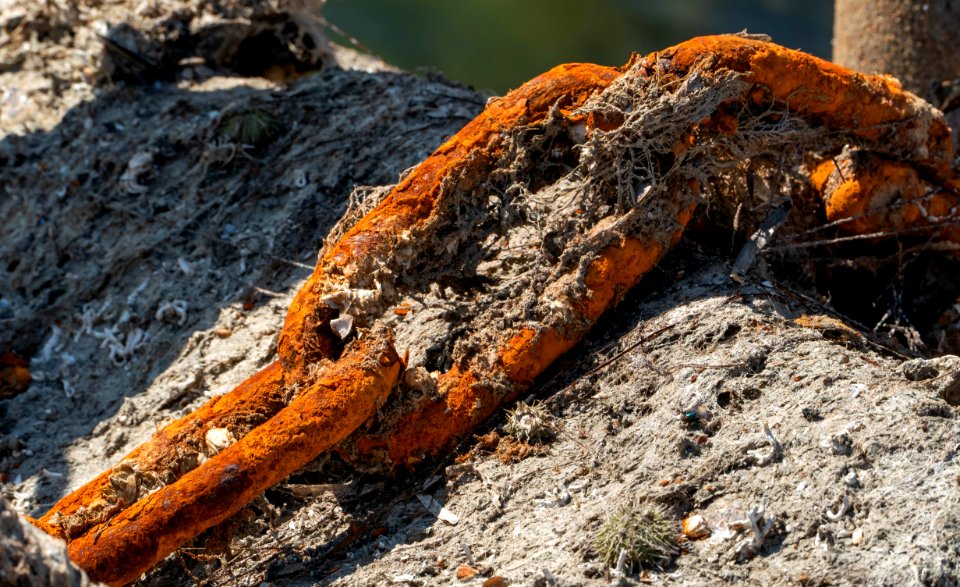 Rusty chain and debris in Röe Sandvik