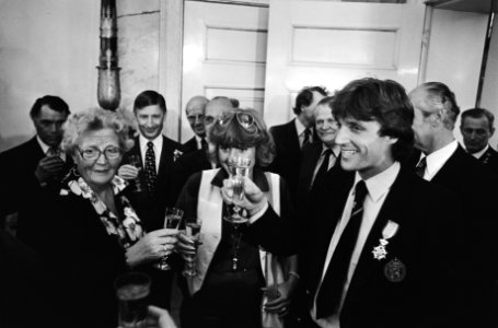 Ruud Krol met echtgenote toosten met koningin Juliana en premier Van Agt, Bestanddeelnr 929-7942
