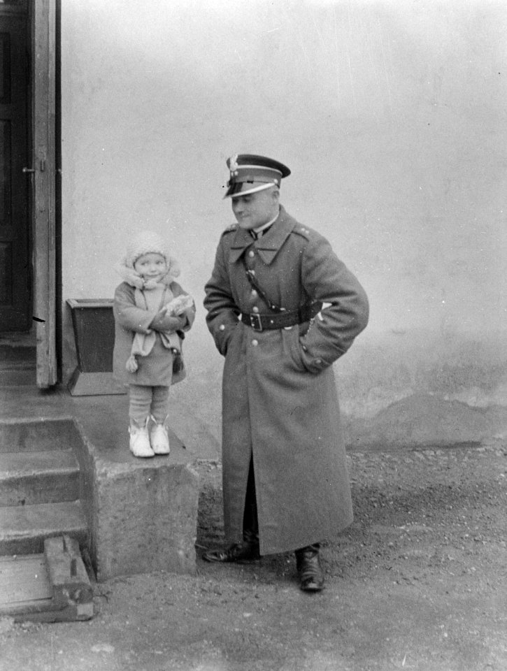 Russische officier met een meisje bij de grens van Polen, Bestanddeelnr 190-1139