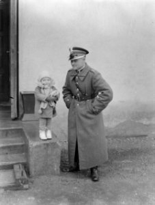 Russische officier met een meisje bij de grens van Polen, Bestanddeelnr 190-1139