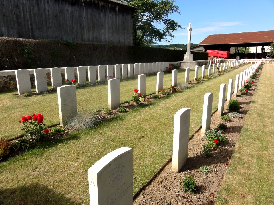 Saint-Erme-Outre-et-Ramecourt (Aisne) St Erme Communal Cemetery Extension (03)
