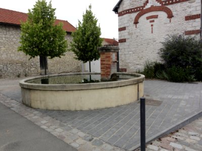 Saint-Erme-Outre-et-Ramecourt (Aisne) fontaine sur la place d'Outre
