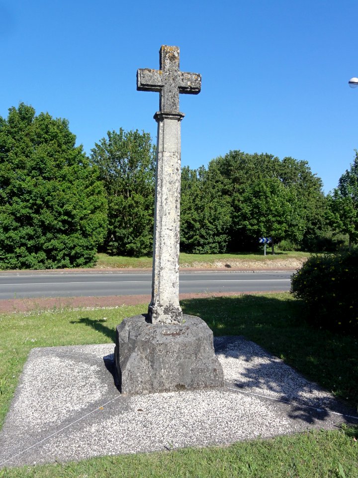 Saintes (Charente-Maritime) Croix D 128