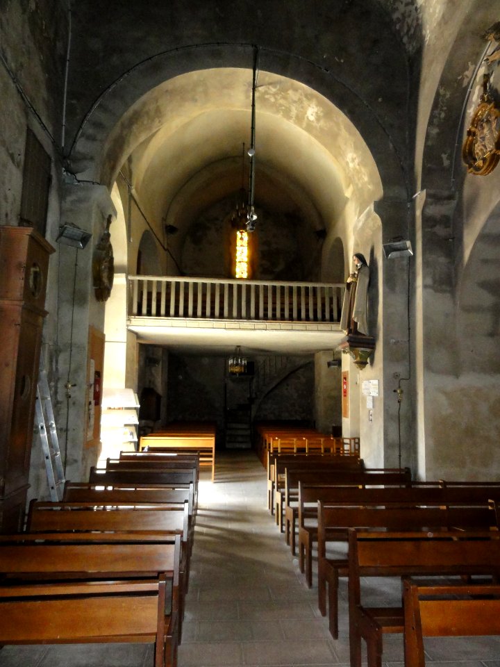 Saint-Priest-des-Champs (Puy-de-Dôme) église nef central avec tribune
