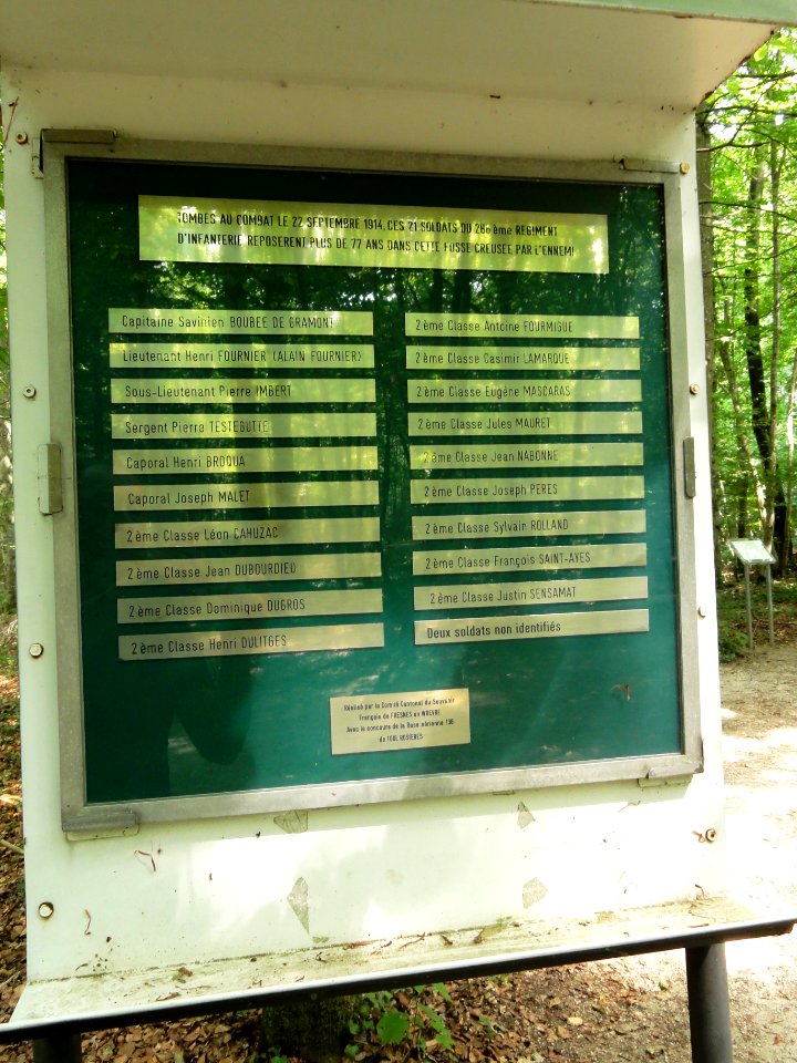 Saint-Rémy-la Calonne (Meuse) Fosse de la compagnie d'Alain-Fournier en forêt de Calonne (01)