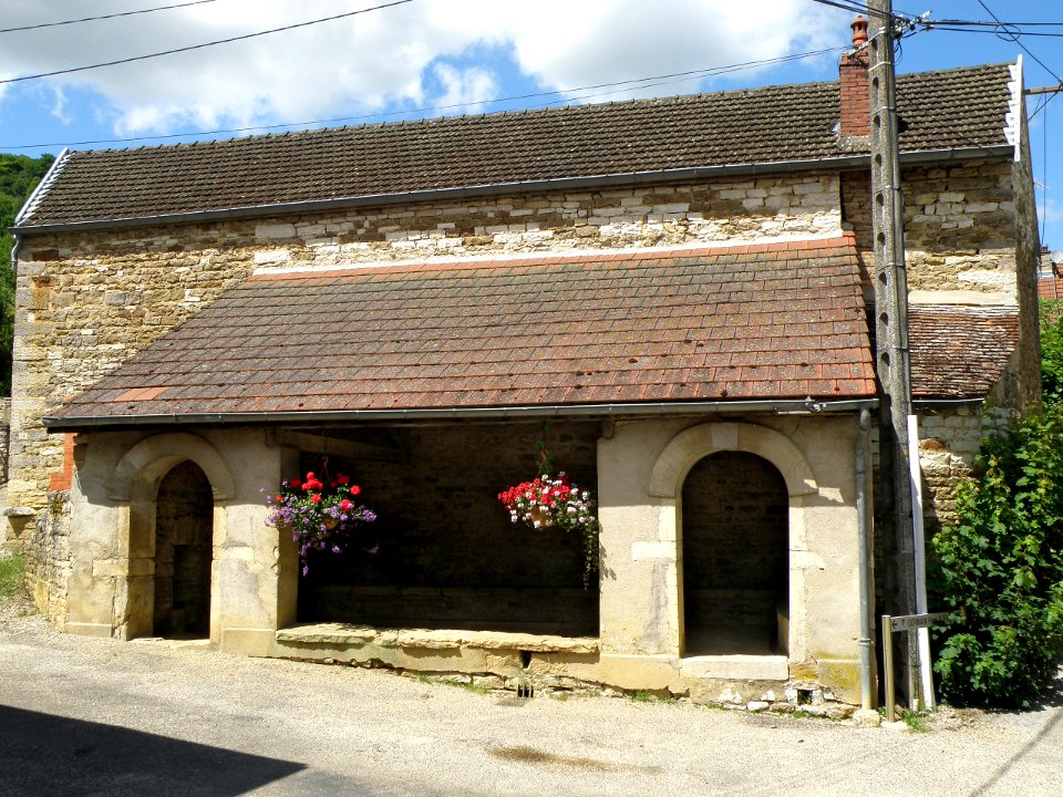 Saint-Romain Lavoir de la Pierre-Ronde
