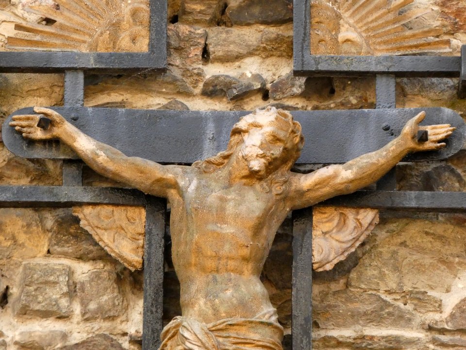 Sainte-Colombe - Impasse de l'Église - Christ sur la croix, en face de l'église - Détail