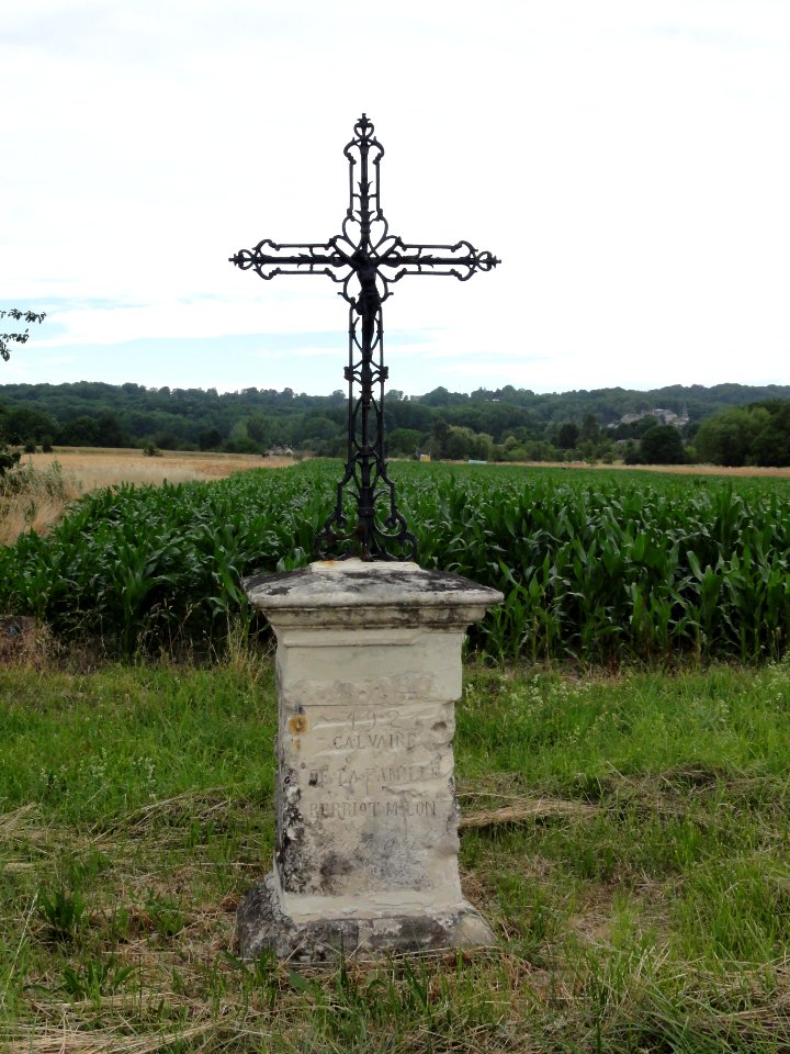 Saint-Erme-Outre-et-Ramecourt (Aisne) croix de chemin D 18 à Outre