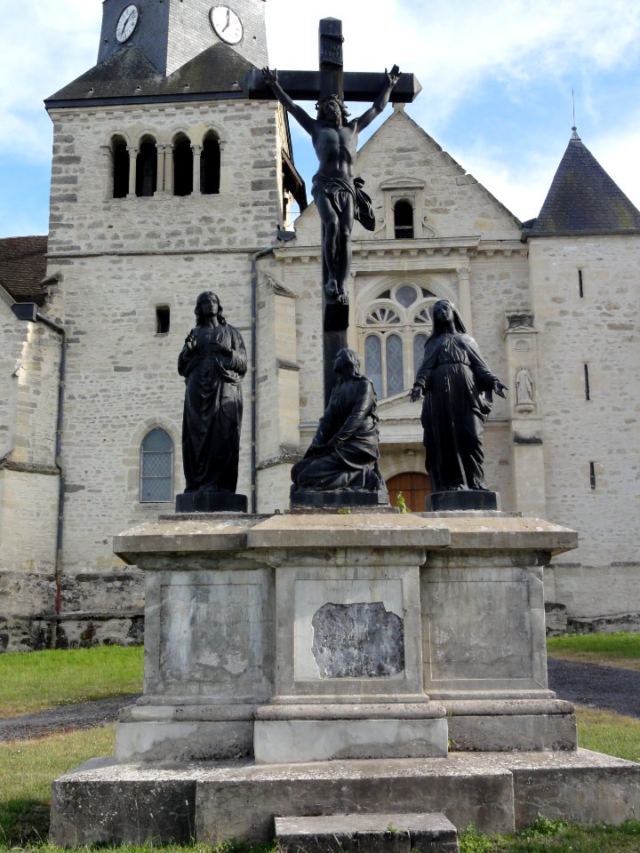 Saint-Erme-Outre-et-Ramecourt (Aisne) église de Saint-Erme (05) calvaire dans l'enceinte (ancien cimetière)