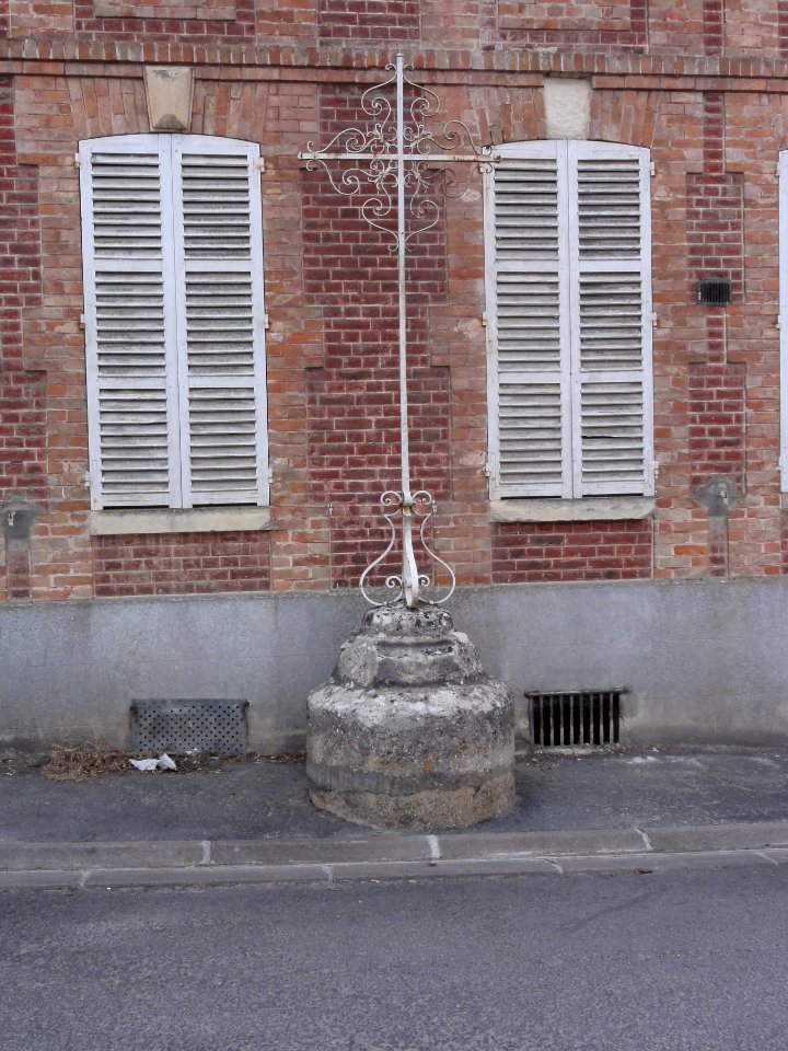 Saint-Erme-Outre-et-Ramecourt (Aisne) croix de chemin à Saint-Erme, B