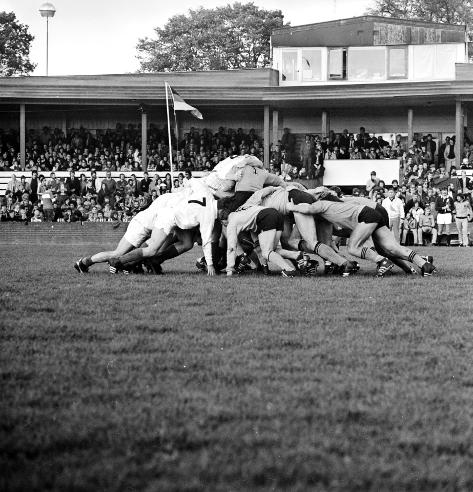 Rugby interland Nederland tegen West Duitsland in Hilversum een scrum, Bestanddeelnr 929-4024