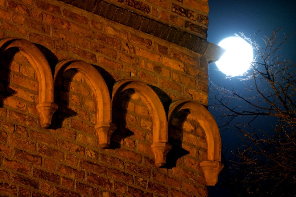 Saint Nicholas church Spandau with moon 2020-04-07 04